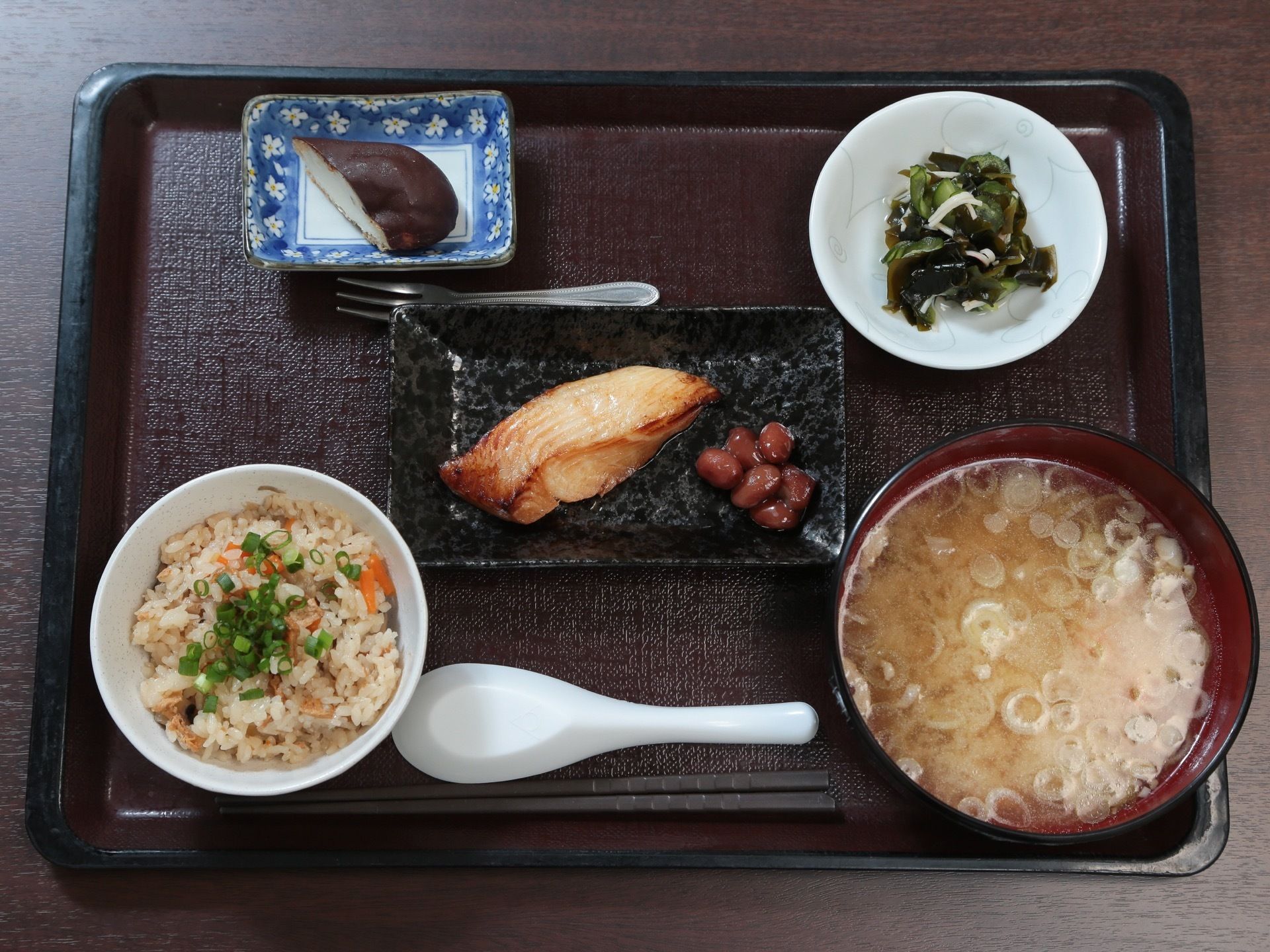 この日のお食事のメインは焼き魚、一汁三菜の献立になっている。1人分のお食事がお膳にのって提供される。