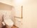 温水洗浄暖房便座が付いた洋式トイレが設置されている。壁には手すりと緊急時にスタッフに通報するナースコールが付いている。