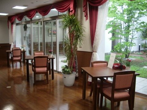 窓際の座席で上質な時を過ごせるカフェのようなエントランス