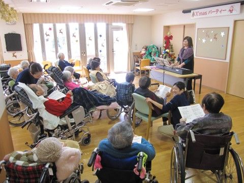 入居者様が一堂に集まり参加しているクリスマスパーティー