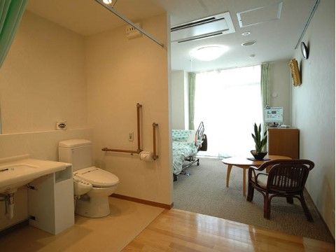 居室内もバリアフリーとなっており、洗面台やトイレは広々としているので車椅子をご利用の方でも快適にご使用いただける。