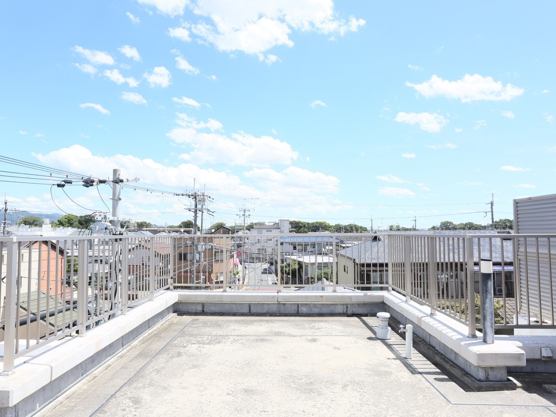 屋上からは広い空を眺められる。施設よりも高い建物が周辺にはないため、開放的な気分を味わえる。柵があり安全設計になっている。