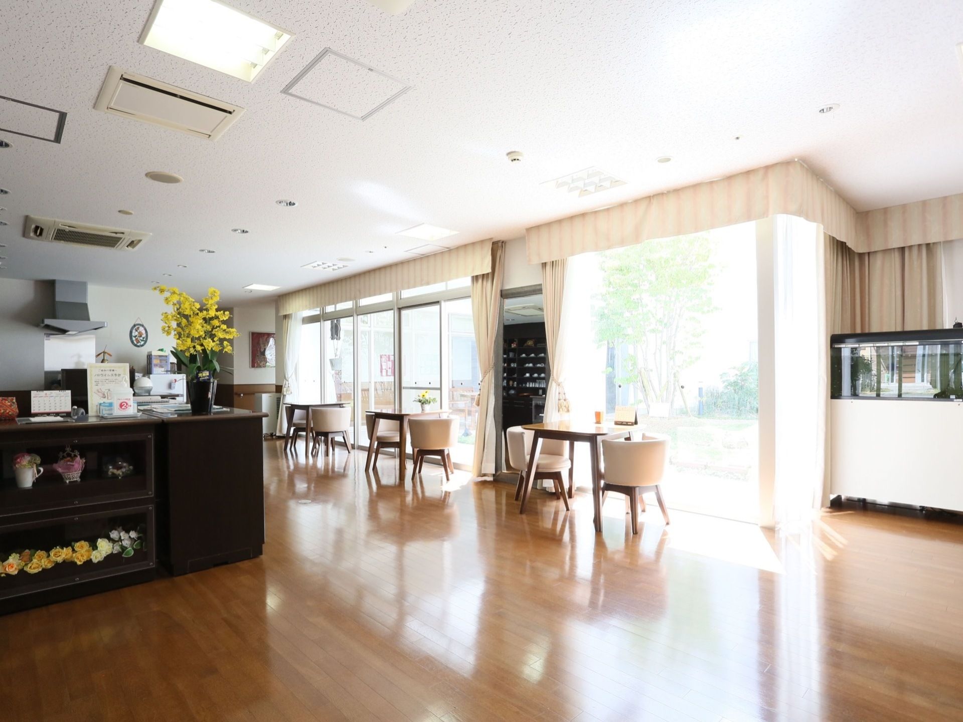 自然あふれる中庭に面した喫茶スペース。外の日差しが柔らかに入る窓際でカフェのような雰囲気を楽しめる。
