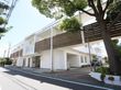 城下町の閑静な住宅街にある介護付有料老人ホーム。モダンな建築物で格調高い城下町の雰囲気に溶け込んでいる。