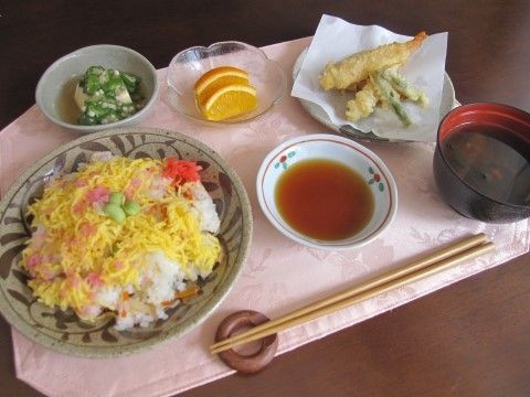 ちらし寿司と汁物、天ぷらなどのメニューである。栄養や彩りのバランスを考え、体に優しいお食事を提供している。