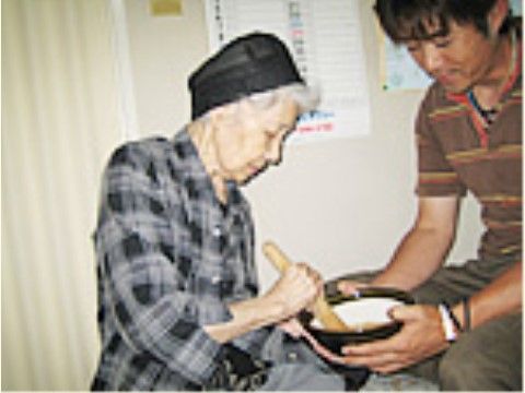 併設されているデイサービスでも開催されるイベントに参加する入居者様