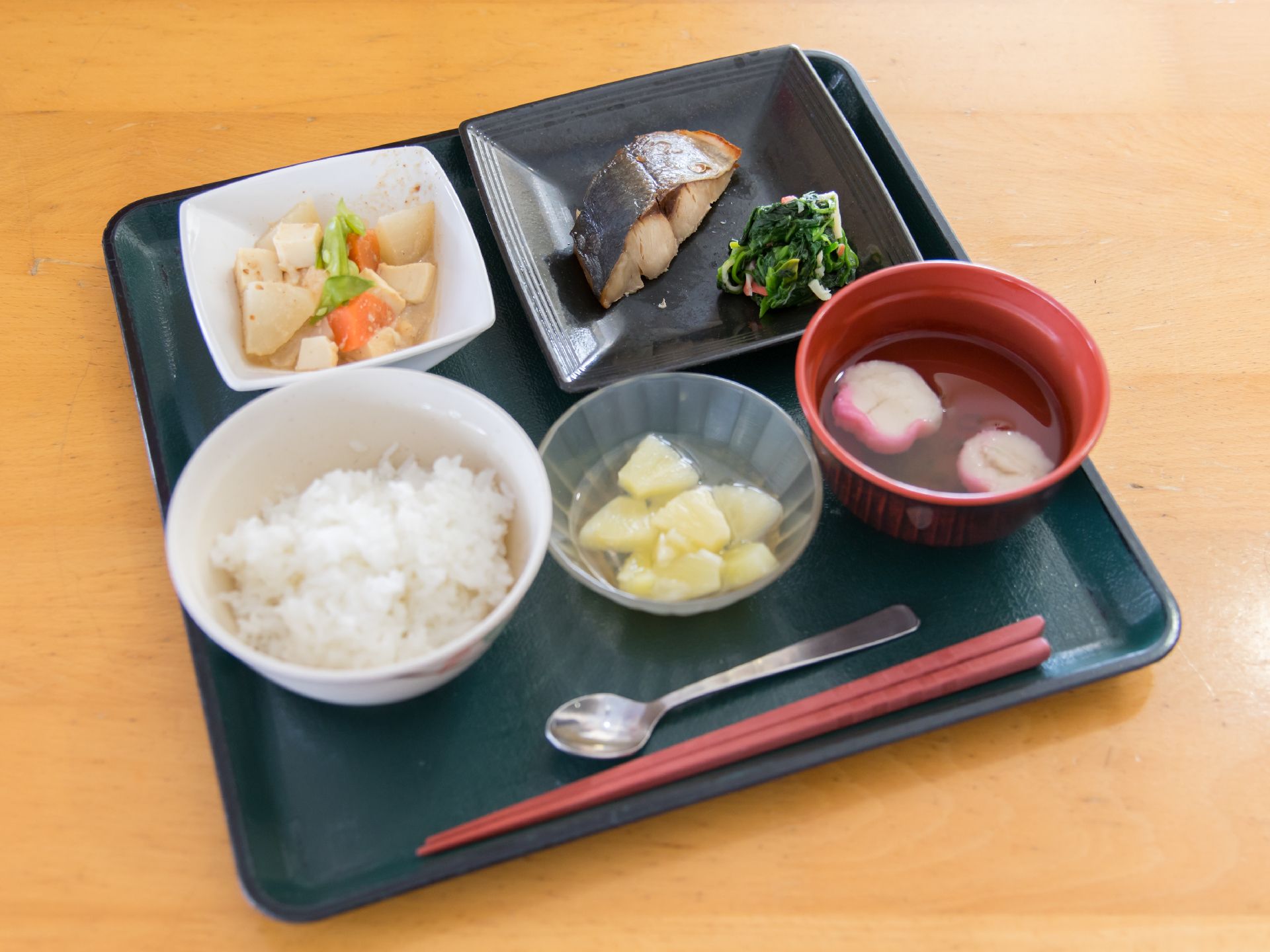 栄養バランスや彩りが考慮されている毎日の食事の一例