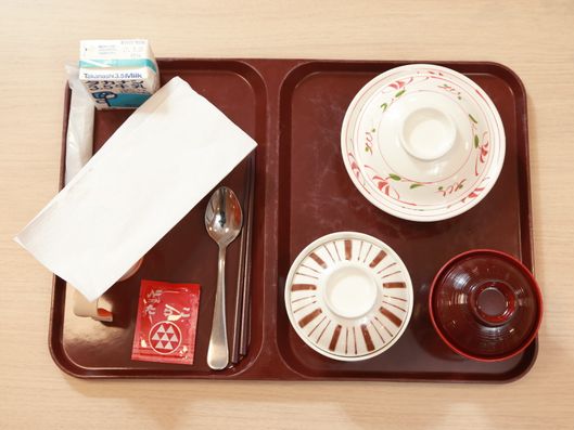 蓋付の容器に入れられた食事