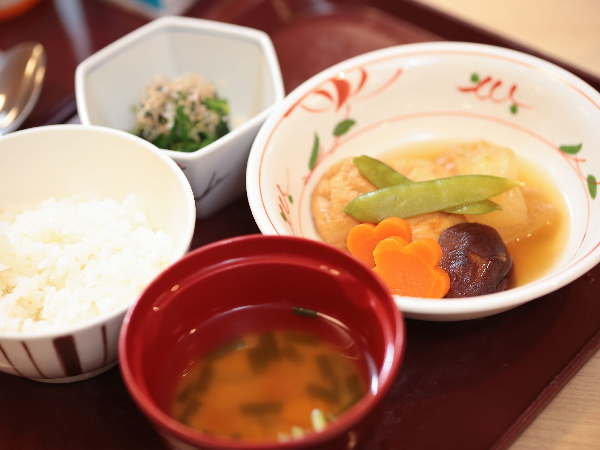 ご飯や汁物、お野菜などとバランスのとれた食事が用意されている。タンパク質や食物繊維等のバランスが良い。