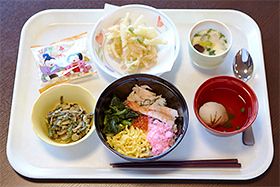 ちらし寿司と山菜の煮物とサラダと茶碗蒸し