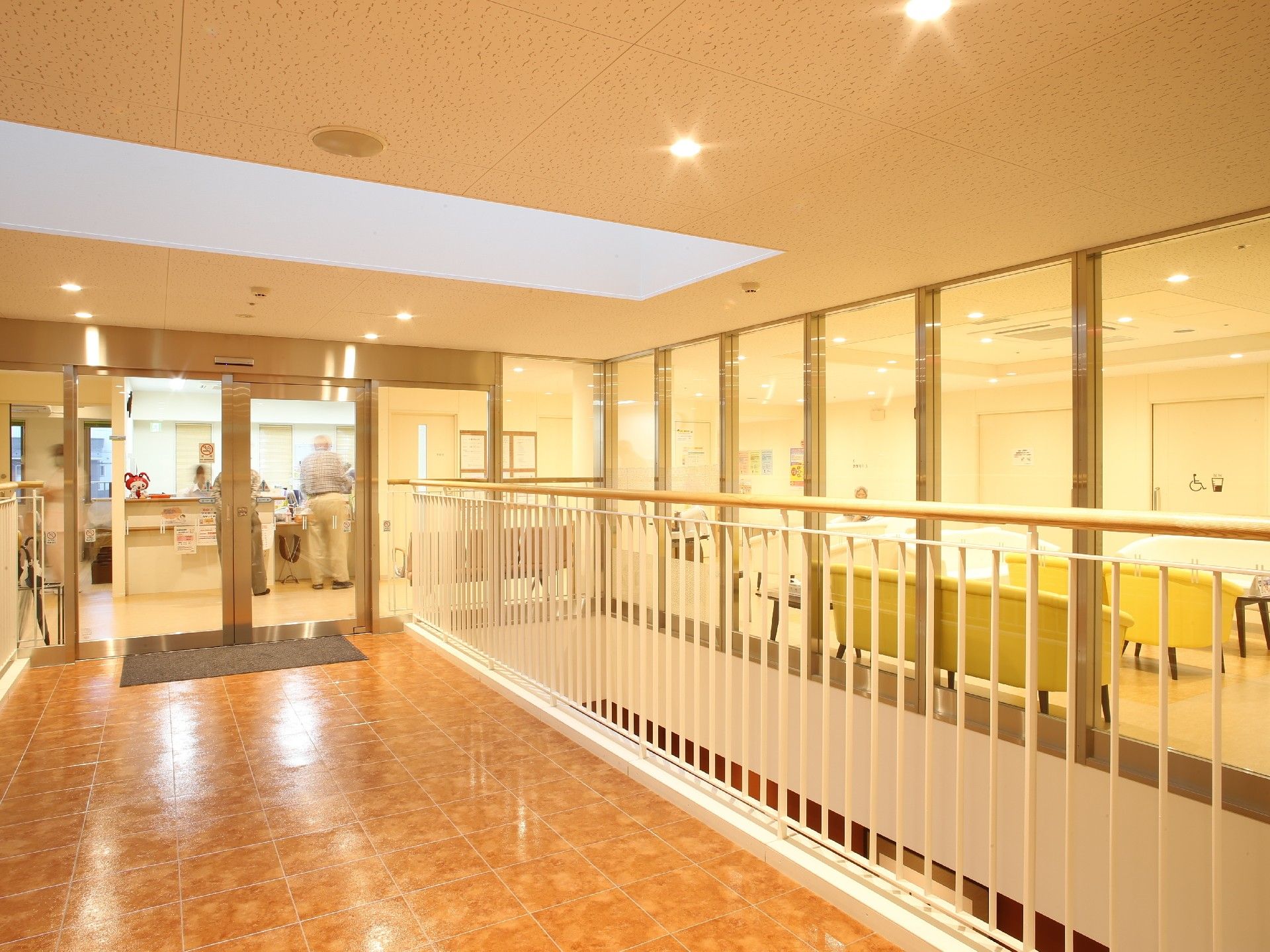 壁面には掲示板がありポスターがいくつか貼られている。カレンダーも貼られている。壁には木のイラストのシールが貼られている。