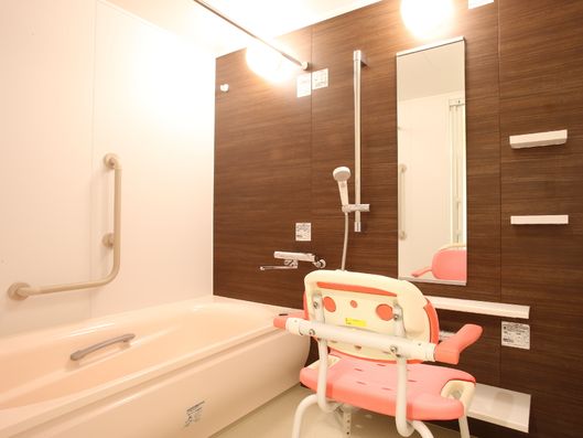 木目調の壁が印象的な浴室