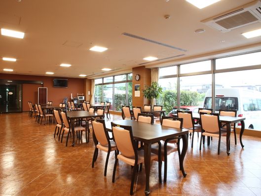 大きな窓が開放的なラウンジ