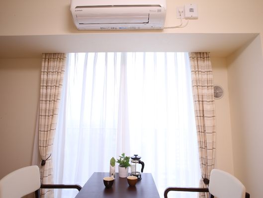 窓辺に置かれたテーブル