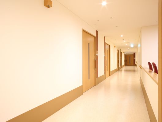 横開きの居室のドア