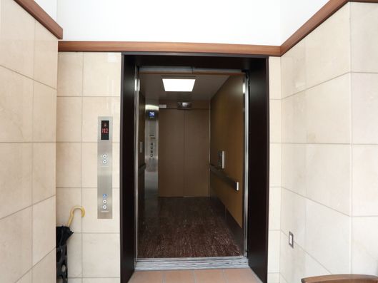 奥行きのあるエレベーター