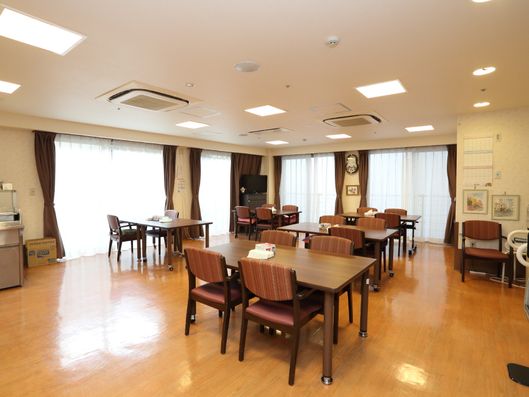 大きな窓のある食堂