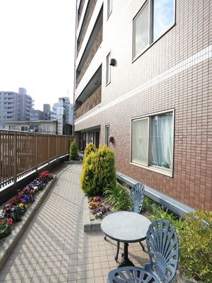 テラスに置かれたテーブル