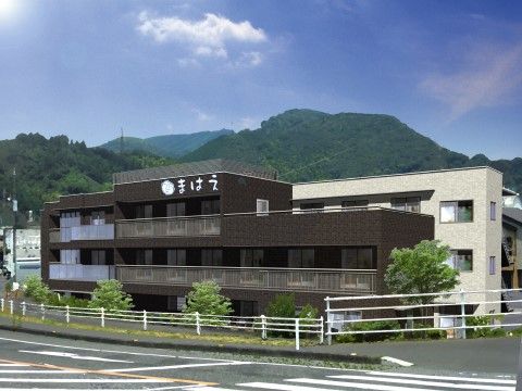最上階の外壁に特徴的な施設名のロゴが入っている施設外観