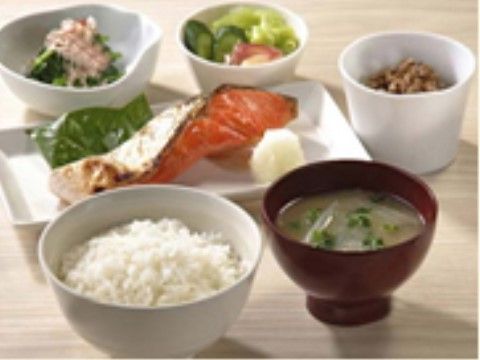 栄養のバランスを考えて副菜が豊富に添えられている食事