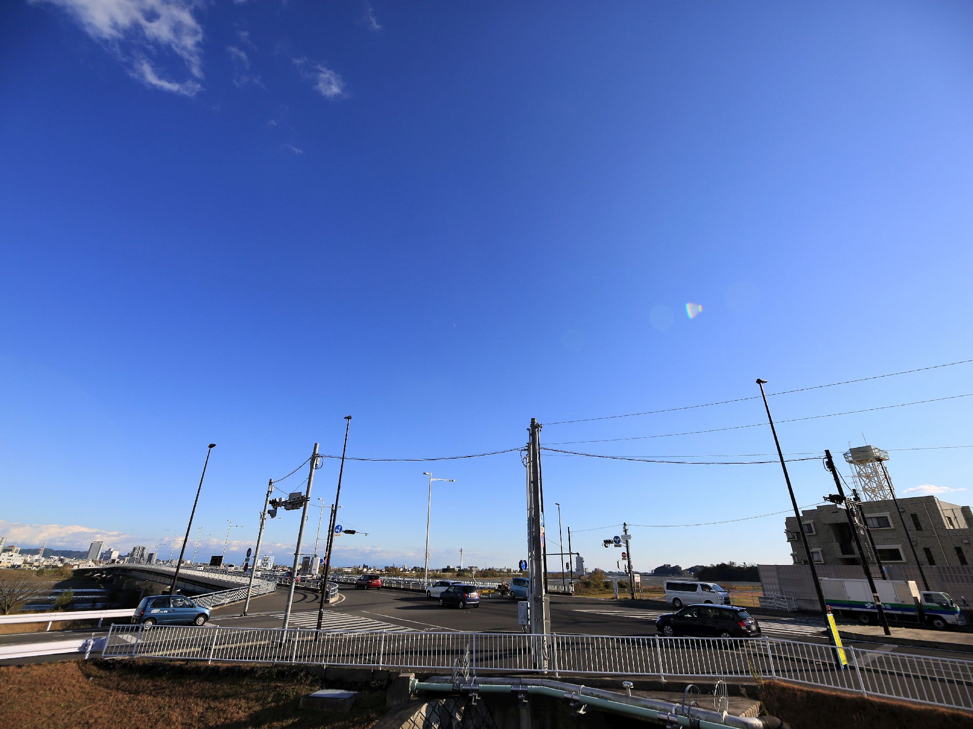 広い道路が通っており、背の高い建物がほとんどなく見晴らしが良い。遠くまで青空が広がっているのが見える。