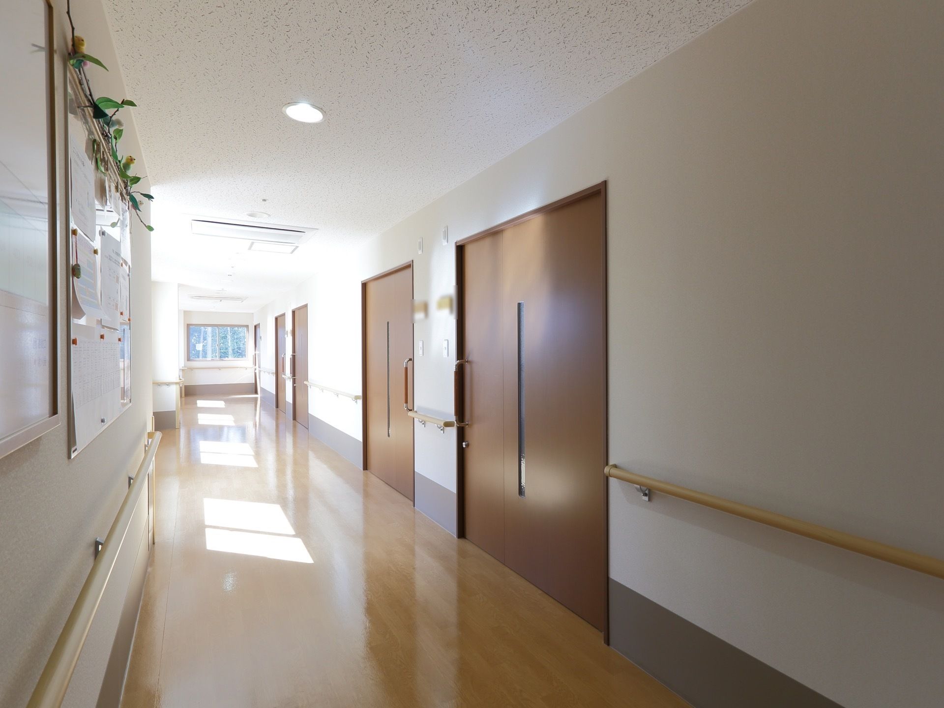 広々とした通路の床は、段差のないバリアフリーとなっている。また両側の壁には、手すりが取り付けられている。