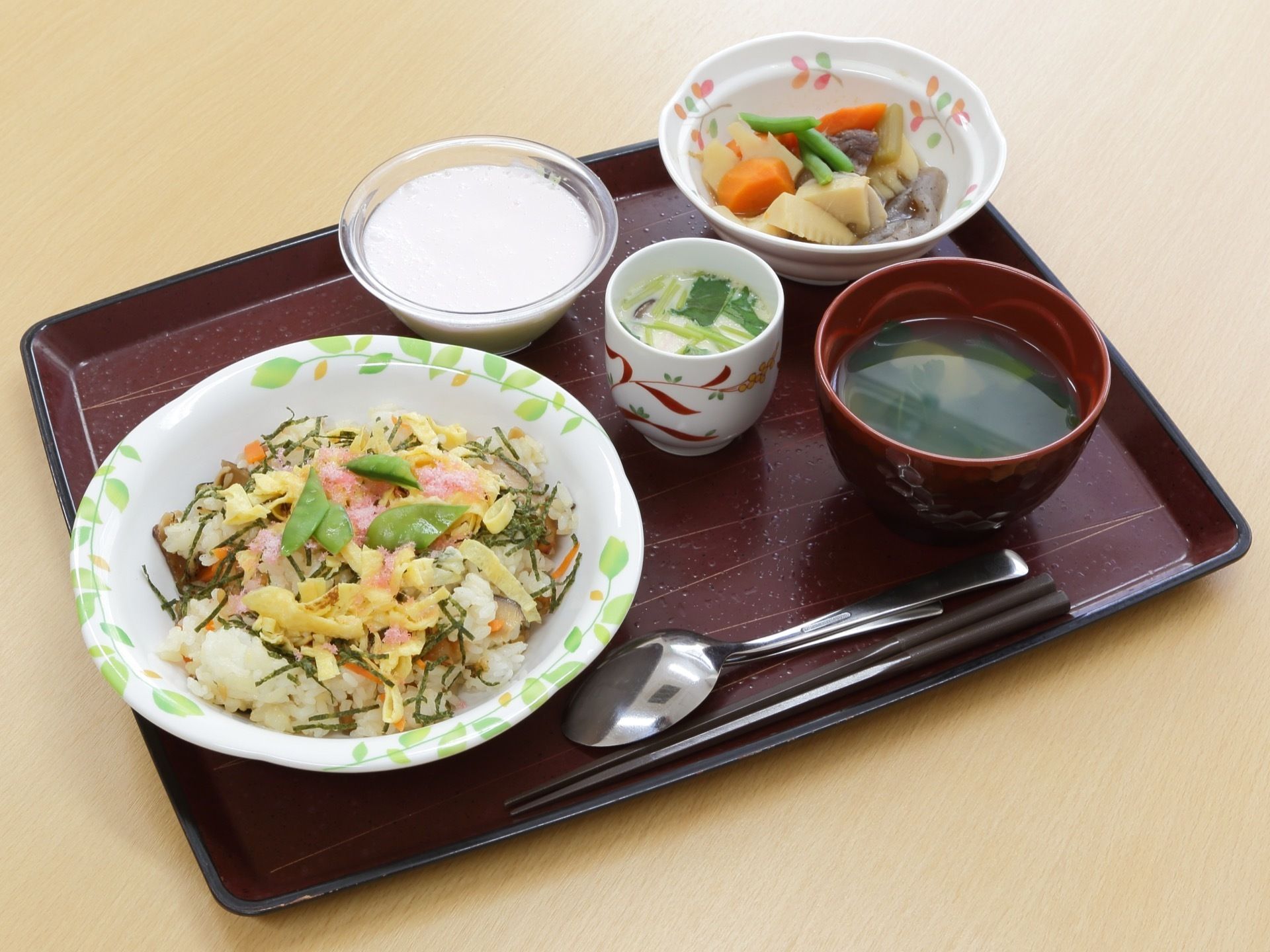 ちらし寿司や茶碗蒸しなど、旬の素材を使用した献立となっている。また煮物や吸い物など、色とりどりのおかずが用意されている。