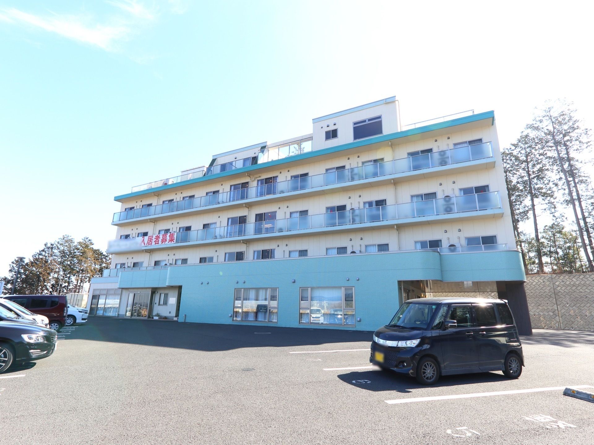 5階建てのマンションのような建物である。エントランスの前は十分な広さがあり駐車場があるので便利である。