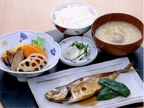 蓮根や人参の煮物と魚の煮つけの和食メニュー