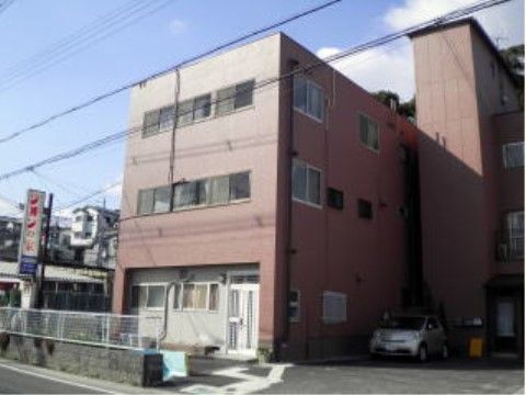 近隣の私鉄各駅からほど近い場所に立地している。24時間介護士が常駐の環境で、安心の毎日をお過ごしいただける。