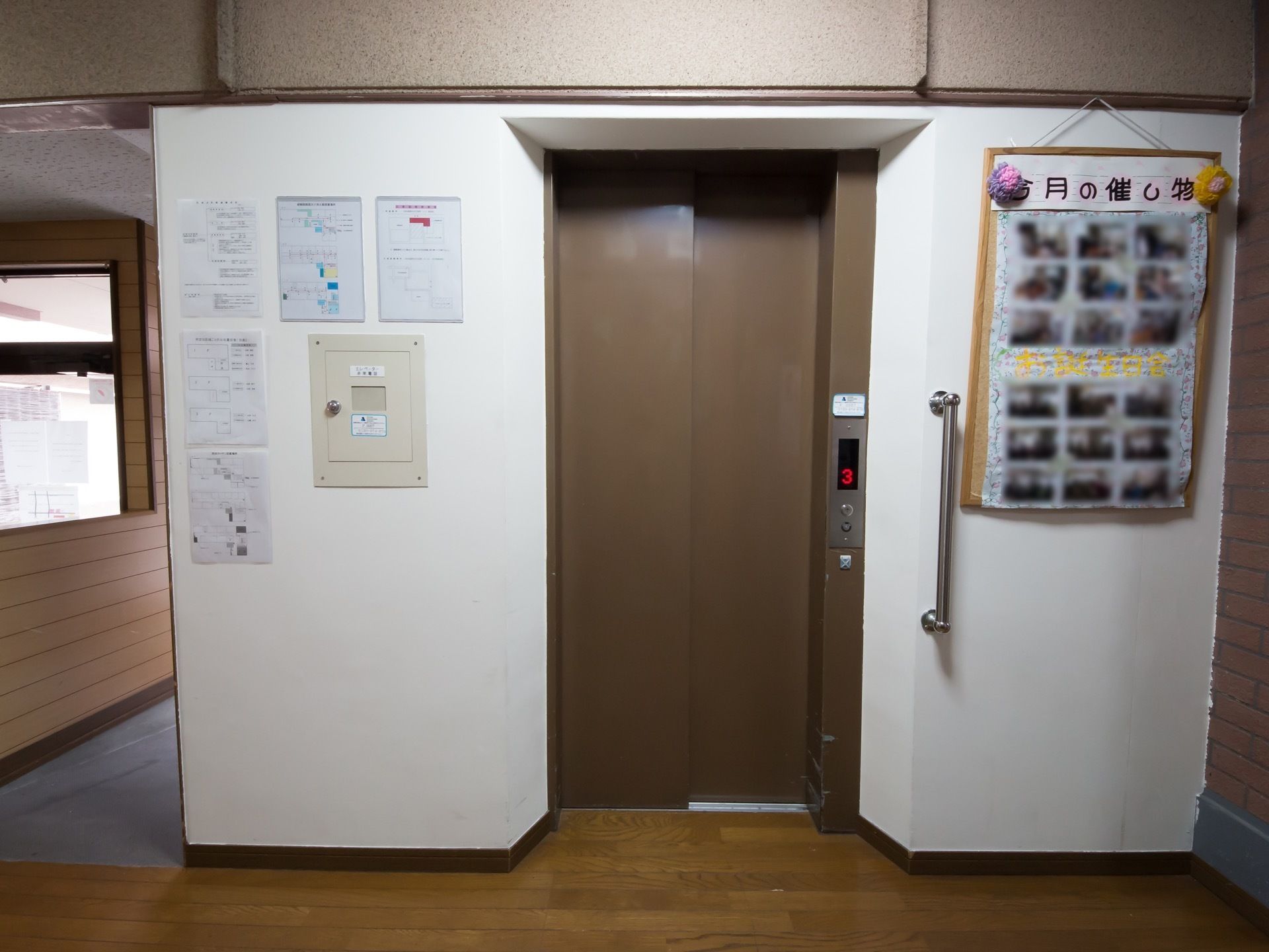 木目のフローリングに、あずき色のレンガ調の壁があたたかみのある、やさしい色合いのコーディネイトである。