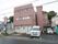 建物の左側には、施設の名称が記載された、看板が立てられている。大きな目立つ文字で、遠くからでも見やすい。