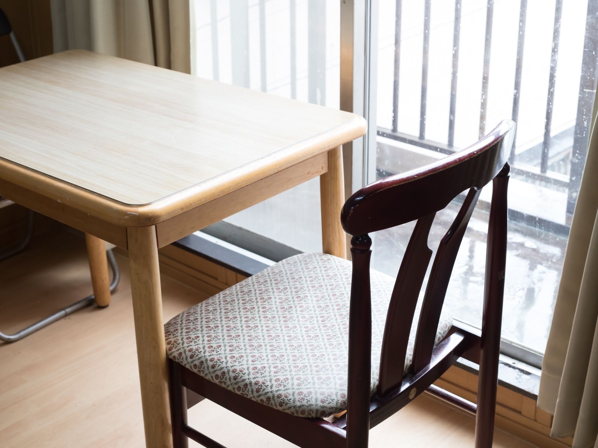 居室の窓際に置かれた入居者様がくつろぐためのテーブルと椅子