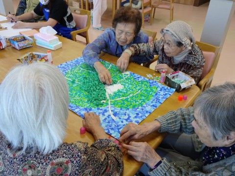 レクリエーションをしている入居者
