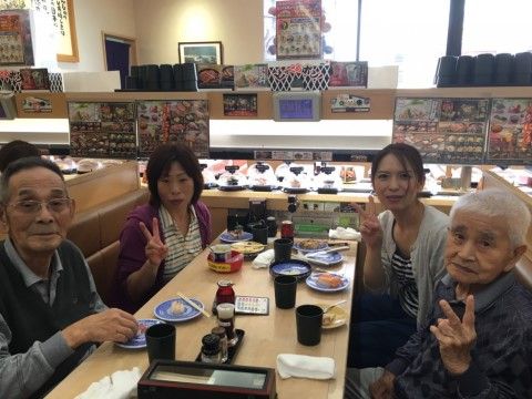 お寿司屋に来ている入居者