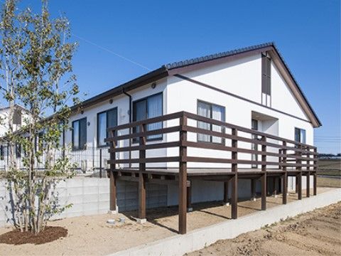 施設は、白と黒で統一されたシンプルな外観の平屋建てとなっている。敷地内には、大きな木も植えられている。
