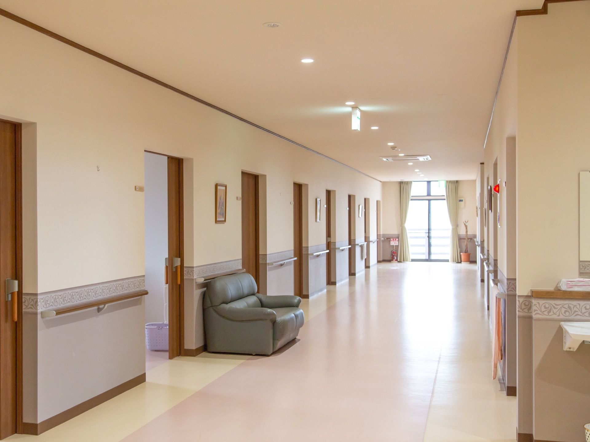 廊下には、均一に部屋のドアが並んでいる。ソファーを設置しているので、入居者様同士が交流を持ち、談笑しやすい環境である。