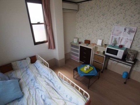 入居者様が日頃から愛用している家具が並んでいる居室