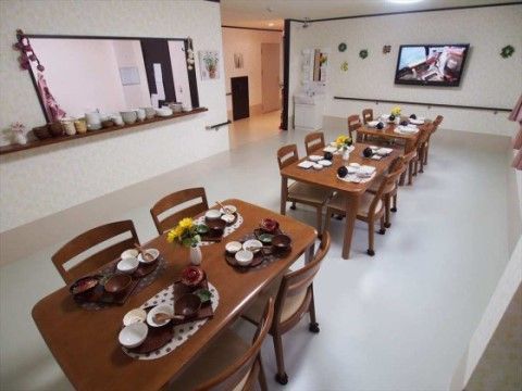 入居者様がテーブルを囲んで食事を楽しめるアットホームな食堂