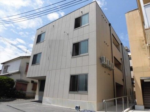 民家に囲まれるようにして建物が作られており、周りと溶け込んでいる。出入口が２か所あり、どちらもバリアフリーである。