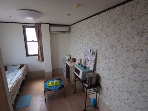 １名様用の居室である。室内にはベッドが置かれ、テレビや電気ポット、エアコンなどの電化製品が備わっている。