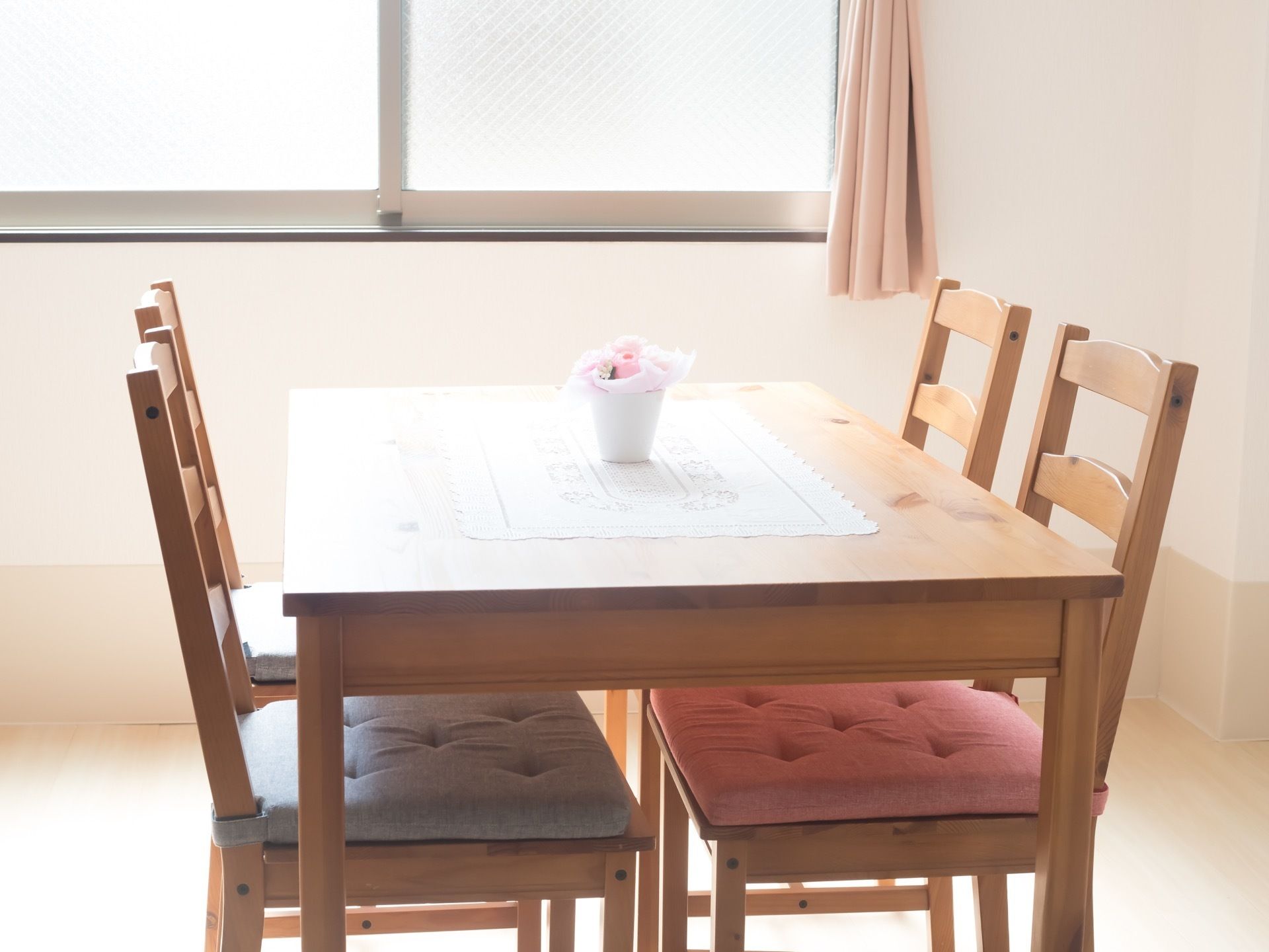 窓から日が入り、テーブルには花が飾られた相談室がある。明るい雰囲気作りをして、気軽に話しやすい空間にしている。