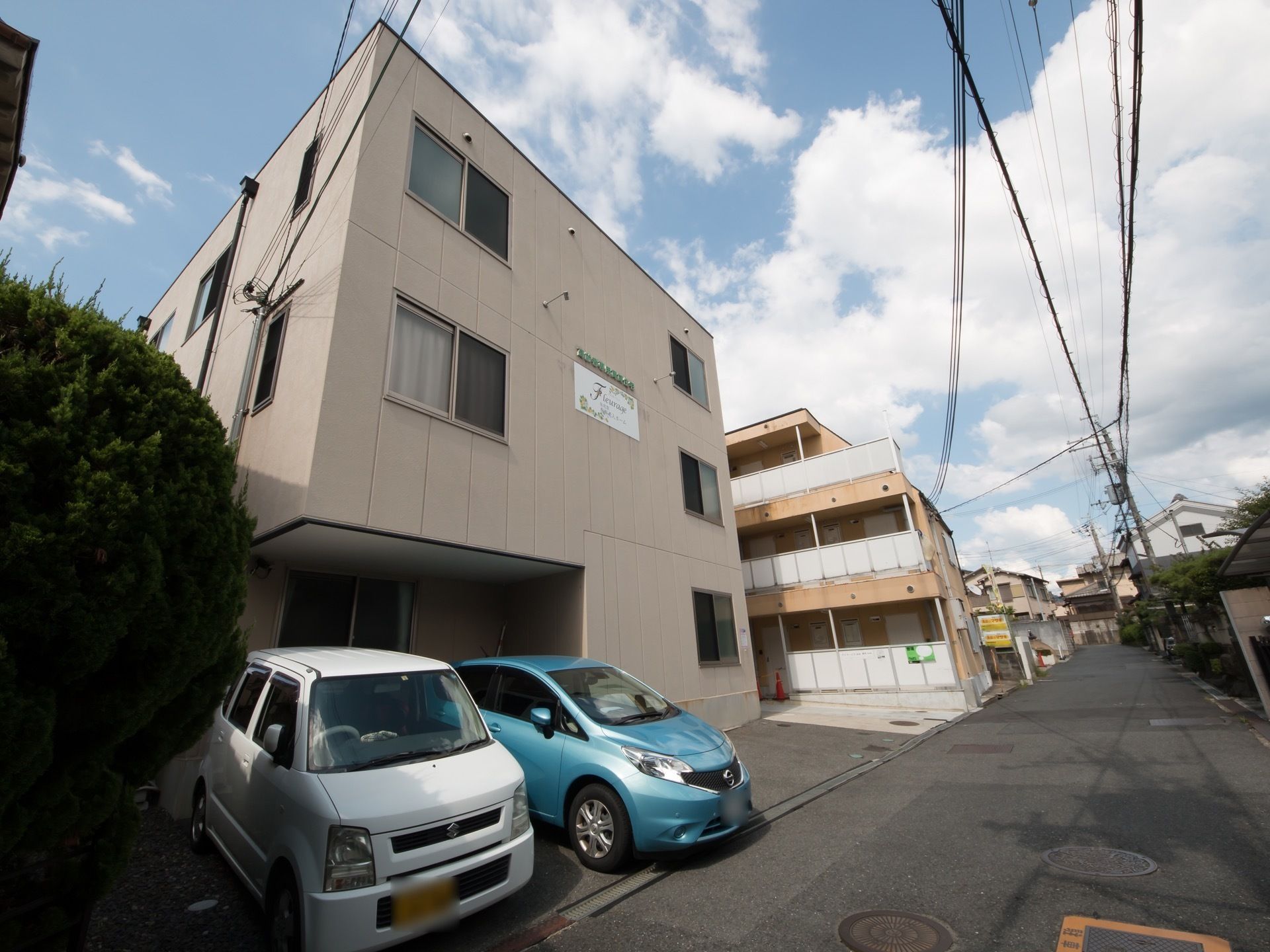 閑静な住宅地に建てられた3階建て施設である。静かな環境なので、ゆったりとした時間を過ごすことができる。