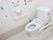 白で統一されたトイレは清潔感があり、こまめに掃除が行われている。温水洗浄便座と操作用のパネルが設置されている。