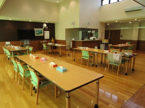 キッチンから見渡すこともできる複数名掛けのテーブルが並ぶ食堂