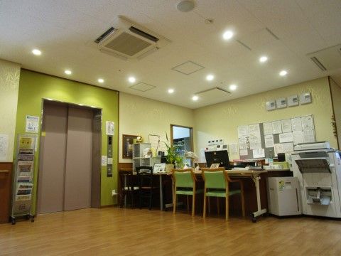 エレベーター近くはスタッフルームになっている。テーブルの前には椅子が並べられている。コピー機が置かれている。