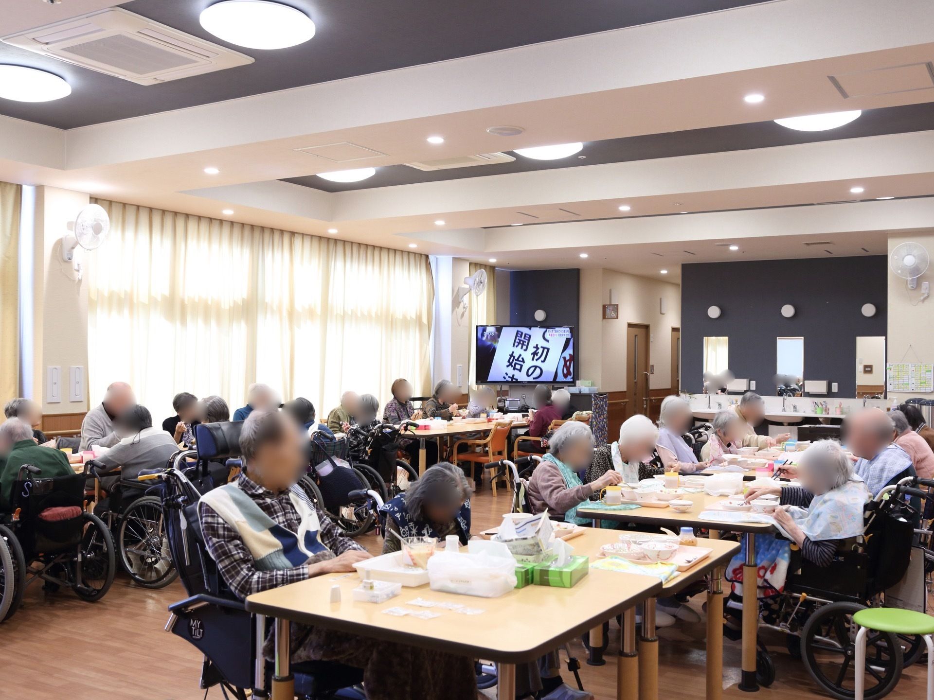 大型テレビが設置されており、テレビを見ながら食事ができる。食事の提供など、基本的な生活サポートを行っている。