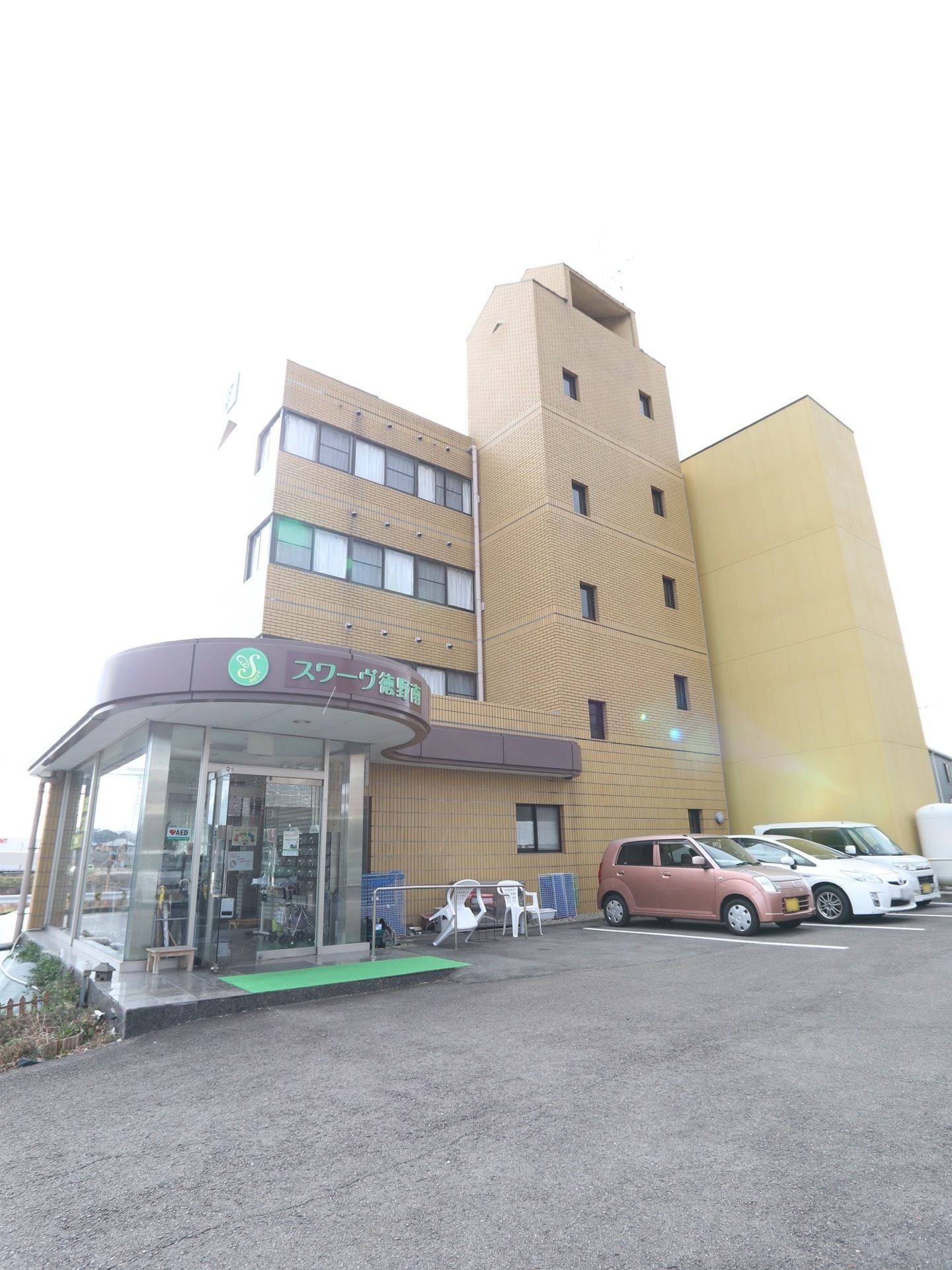 施設は明るい茶色の外装で、宿泊施設のような特徴的な造りになっている。窓が多く設置され、日当たりは良好。