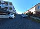 広々とした駐車場と建物の外観