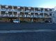 駐車場のある建物の外観